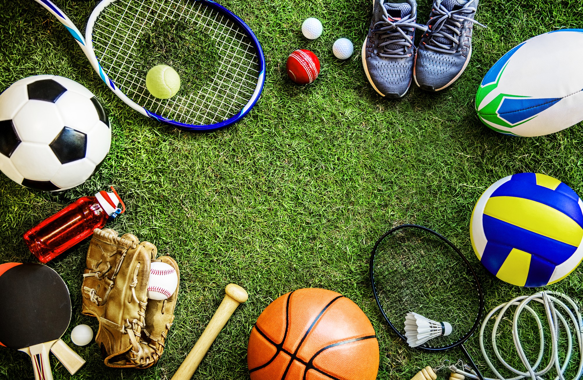 Dažādu sporta veidu inventārs uz zālāja