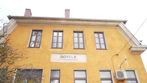 Dobeles dzelzceļa stacijas ēkas fasāde ar uzrakstu “Dobele”.