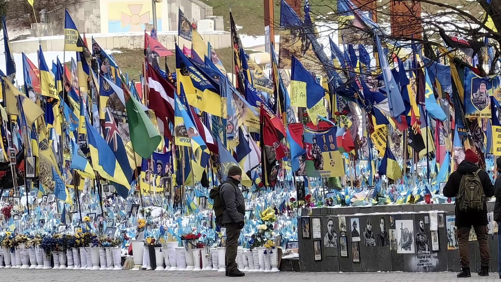 Piemiņas vieta Ukrainas kritušajiem karavīriem ar neskaitāmām Ukrainas un citu valstu karogiem, ziediem un fotogrāfijām.