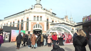 Cilvēki pulcējas pie Pētertirgus Liepājā akcijas "Liepāja plaukst!" laikā.