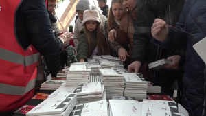 Cilvēki saņem ziedu sēklu paciņas akcijas "Liepāja plaukst!" laikā.