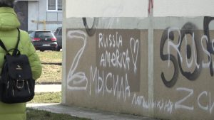 Graffiti uz daudzdzīvokļu ēkas sienas, redzams burts Z un prokrieviski uzraksti