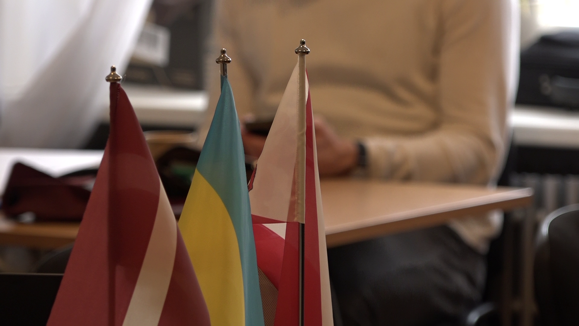 Latvijas, Ukrainas un Volīnijas apgabala karogi uz galda civilās aizsardzības mācību laikā