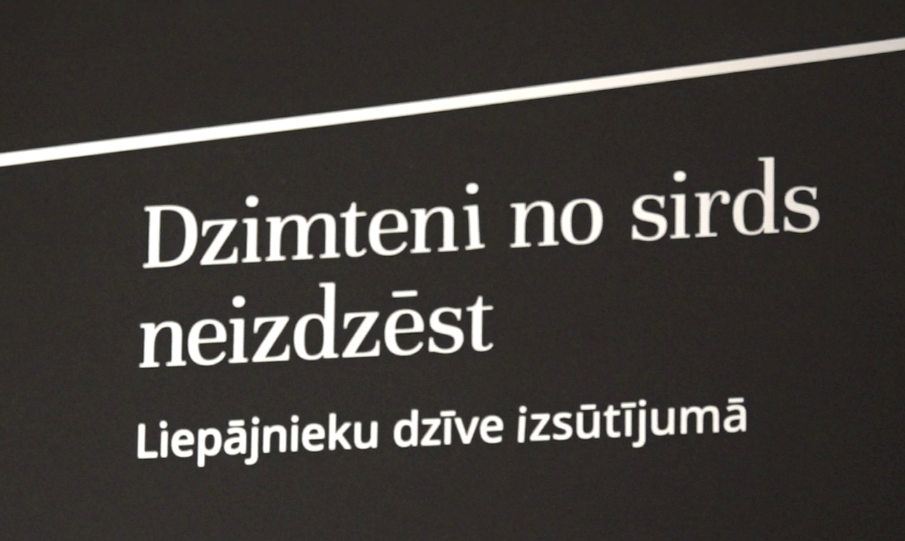 Uz melna fona rakstīts teksts 