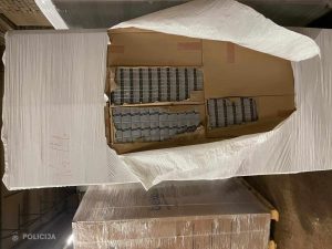 Policija konfiscē kastes ar nelegālām cigaretēm noliktavā