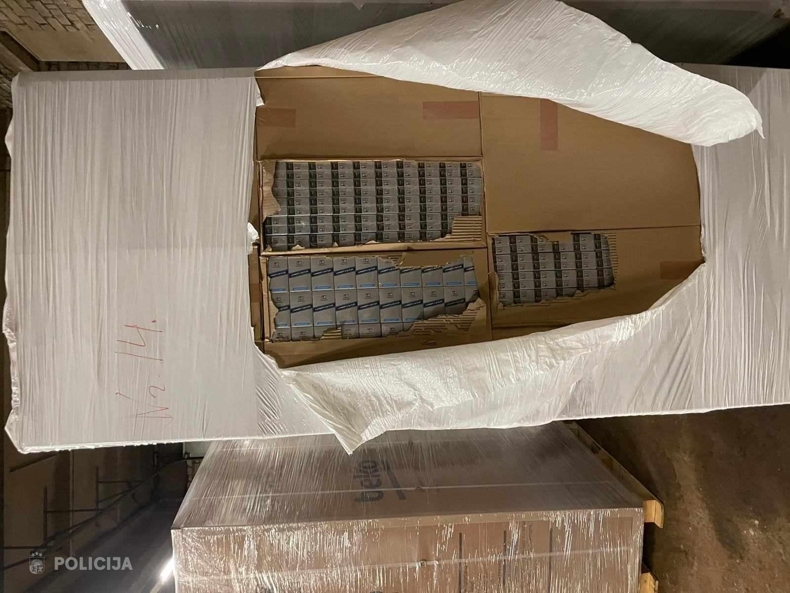 Policija konfiscē kastes ar nelegālām cigaretēm noliktavā