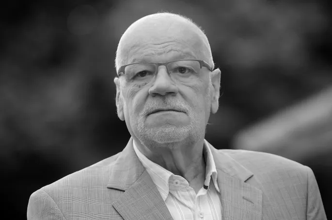 Dzejnieks Jānis Peters, portrets melnbaltā tonī