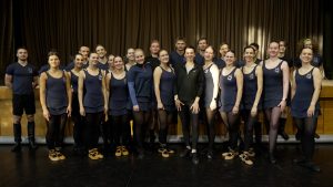 Tautas deju kolektīvs grupas foto pēc mēģinājuma