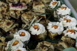 Pašgatavoti deserti ar putukrējumu un smiltsērkšķiem