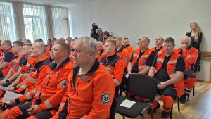 Neatliekamās medicīniskās palīdzības darbinieki apmācību telpā