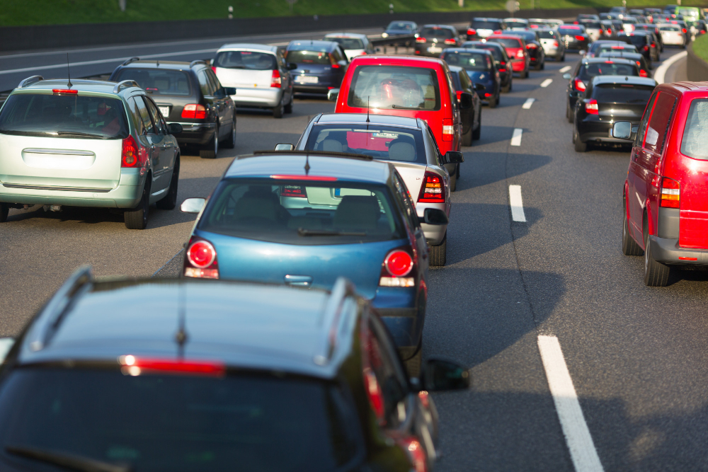 Auto sastrēgums uz vairāku joslu šosejas saulainā dienā