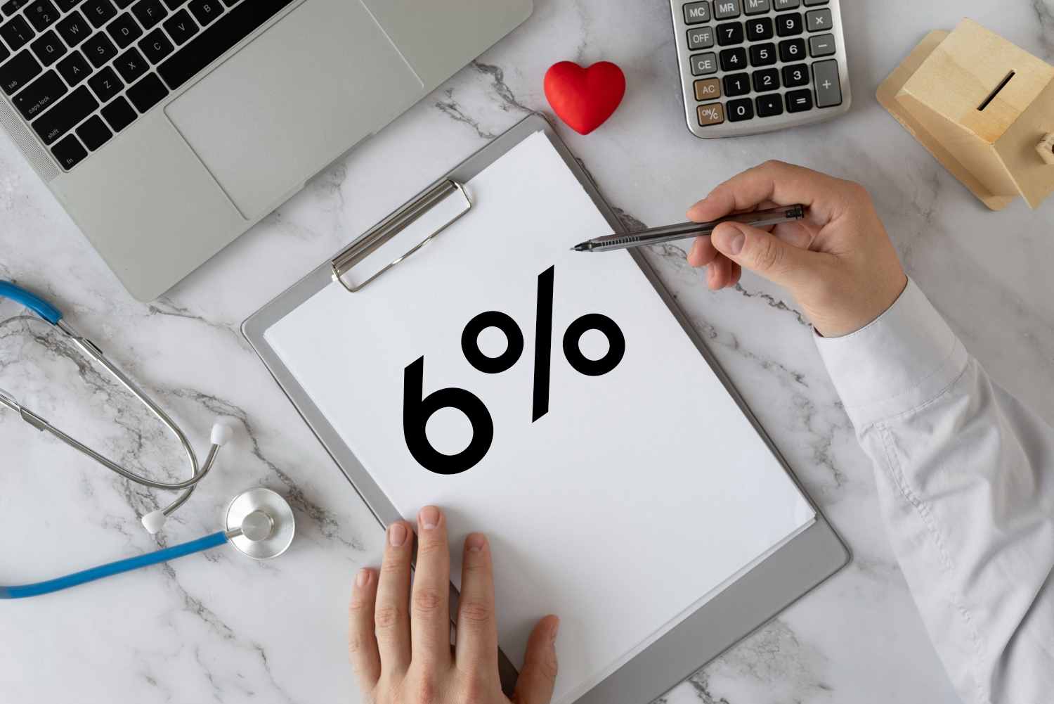 Dokumentā uz rakstāmgalda redzams uzraksts “6%”, apkārt klēpjdators, stetoskops un kalkulators.