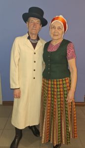 Daina un Mārtiņš Kareļi ģērbti tradicionālos latviešu tautastērpos.