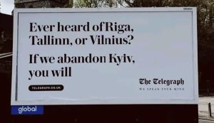 Plakāts ar uzrakstu par Rīgu, Tallinu, Viļņu un Kijivu, aicinot atbalstīt Ukrainu
