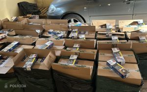 Cigarešu kontrabanda, konfiscēta policijas operācijā.