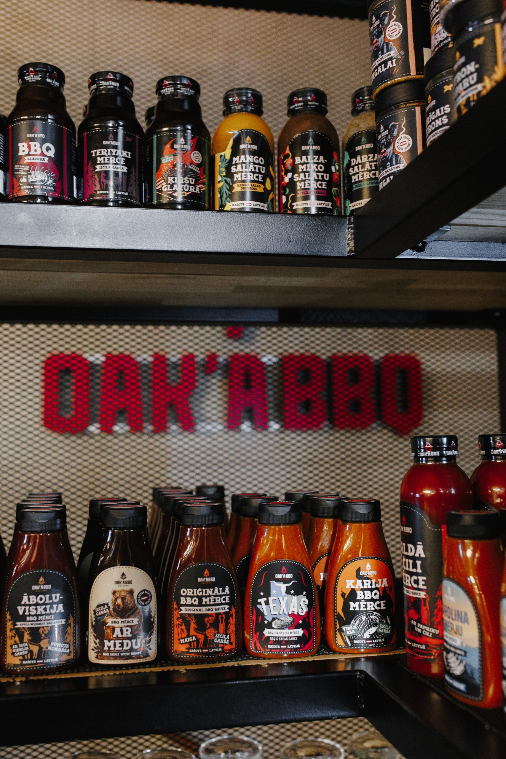 Oak’A BBQ dažādu veidu BBQ un salātu mērces plauktā
