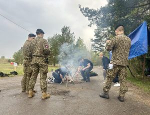 Jaunieši apgūst ugunskura kurināšanas prasmes lauka apmācībās
