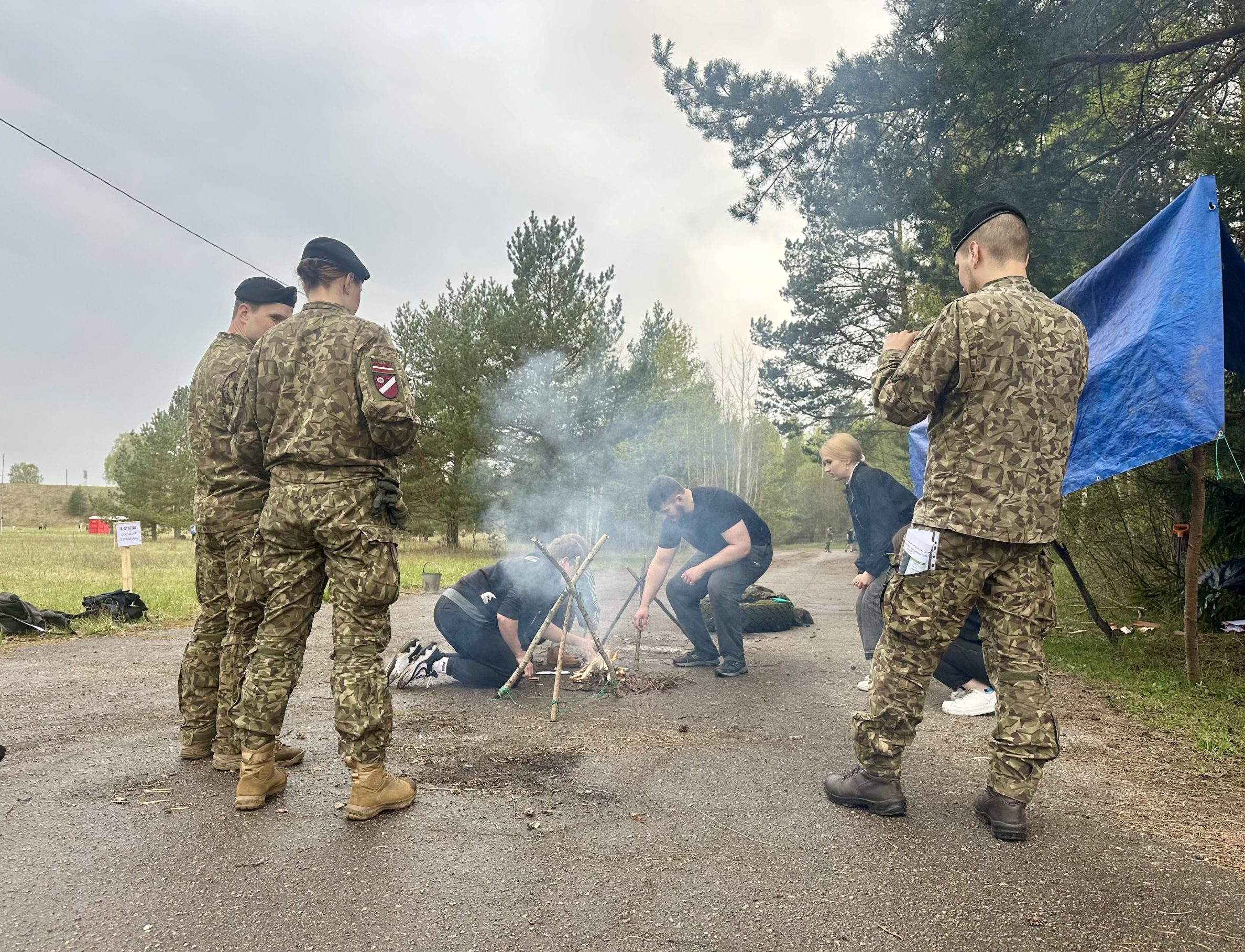 Jaunieši apgūst ugunskura kurināšanas prasmes lauka apmācībās