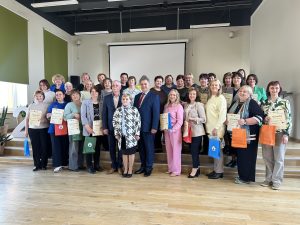 Grupas foto ar apbalvotiem dalībniekiem un pasniedzējiem pasākuma noslēgumā