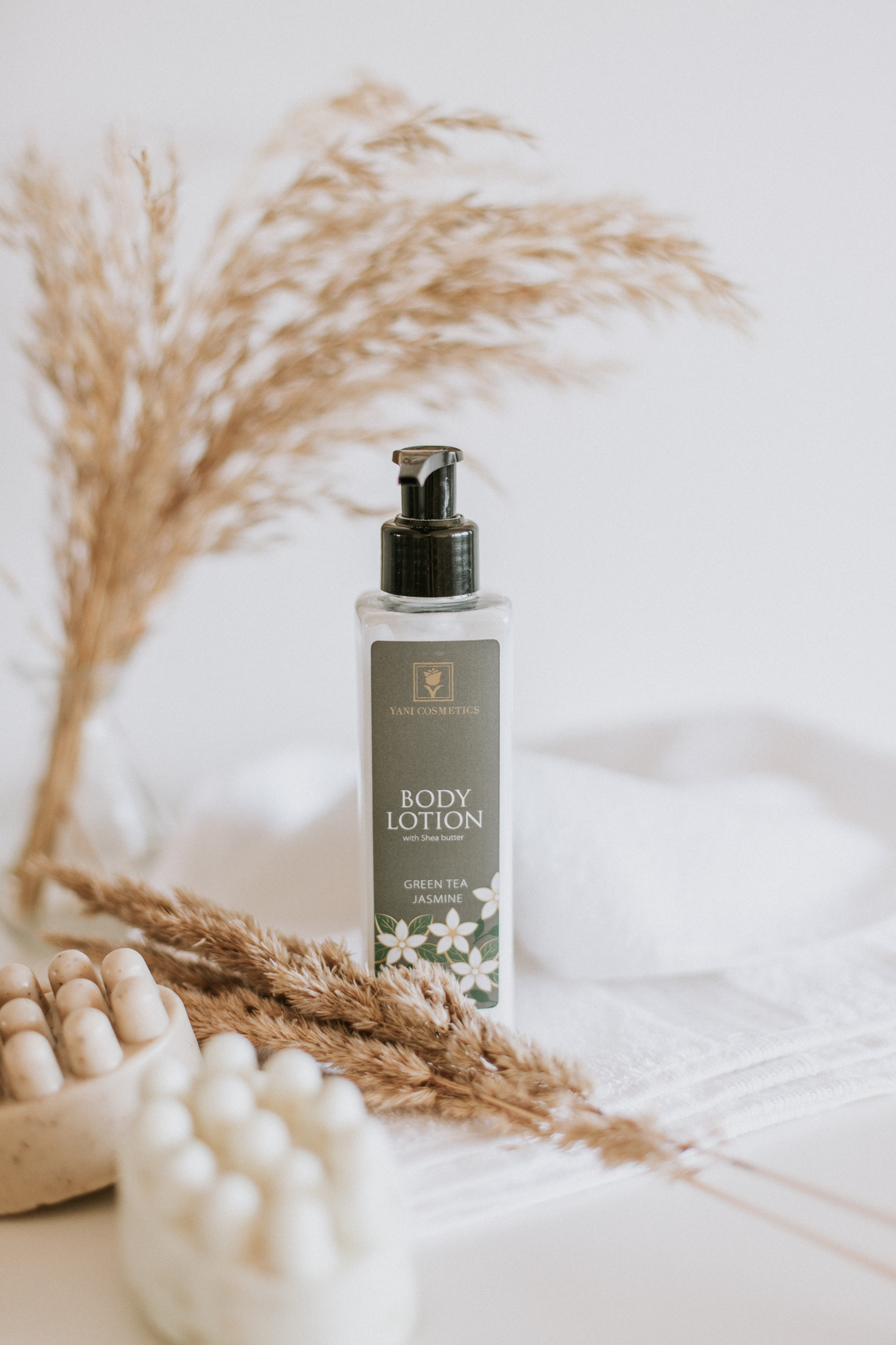 Ķermeņa losjons ar zaļās tējas un jasmīna aromātu uz balta fona