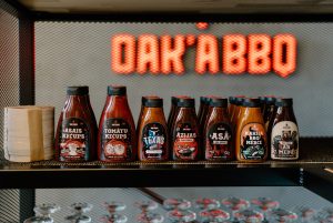 Oak’A BBQ kečupu un BBQ mērču kolekcija veikala plauktā