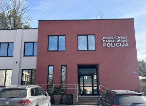 Ogres novada pašvaldības policijas ēka pavasarī