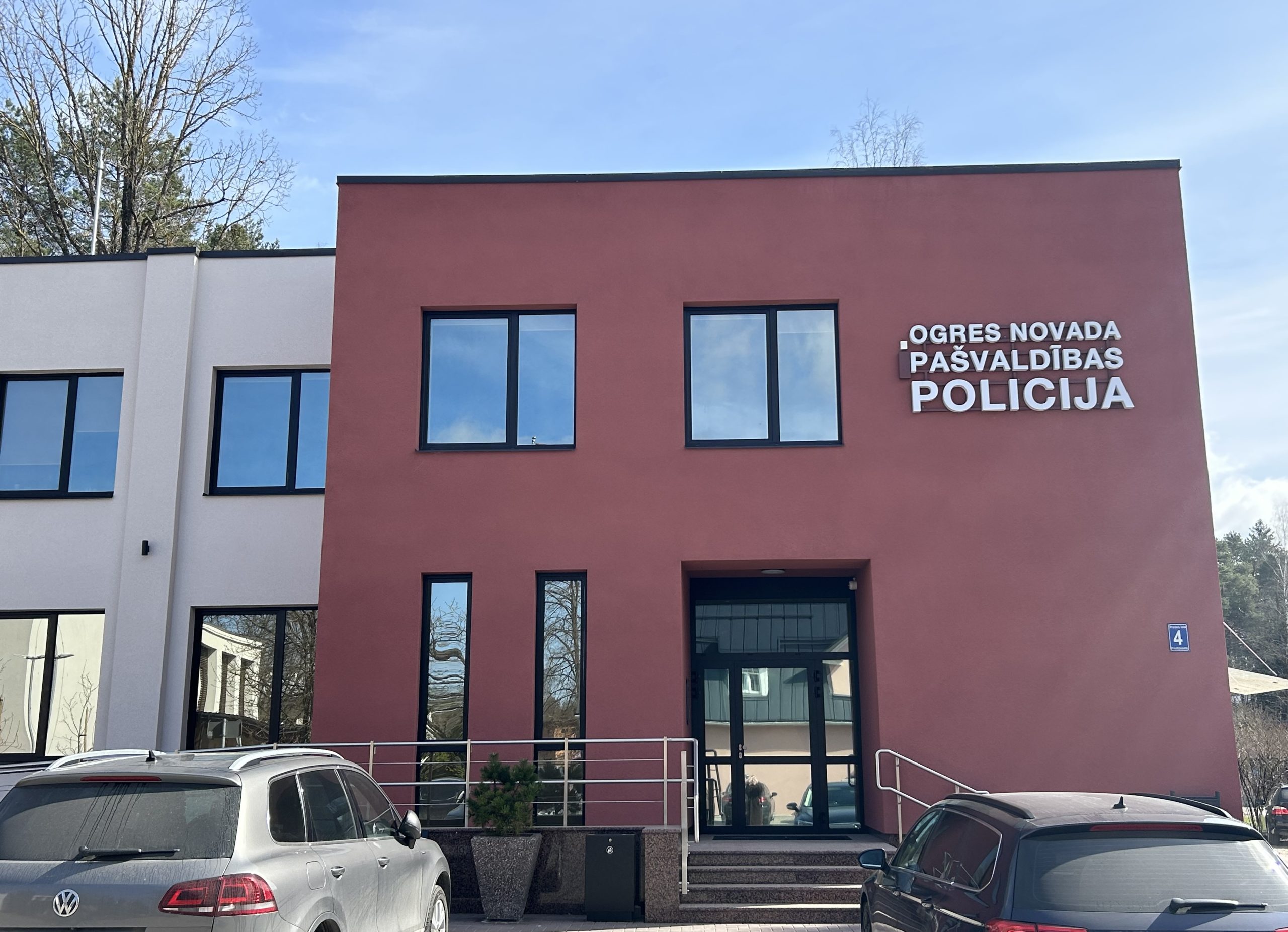 Ogres novada pašvaldības policijas ēka pavasarī