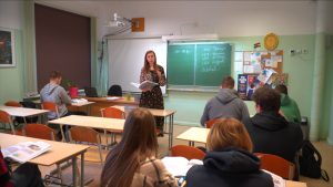 Skolotāja vada mācību stundu Viesītes vidusskolā, skolēni klausās.