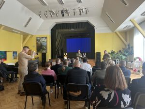 Lekcija vai seminārs kultūras namā ar dalībniekiem un filmētāju
