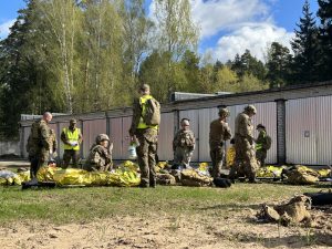 Latvijas karavīri militāro mācību laikā trenējas sniegt palīdzību brīvā dabā