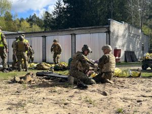 Latvijas karavīri apmācībās sniedz pirmo palīdzību brīvdabas apstākļos