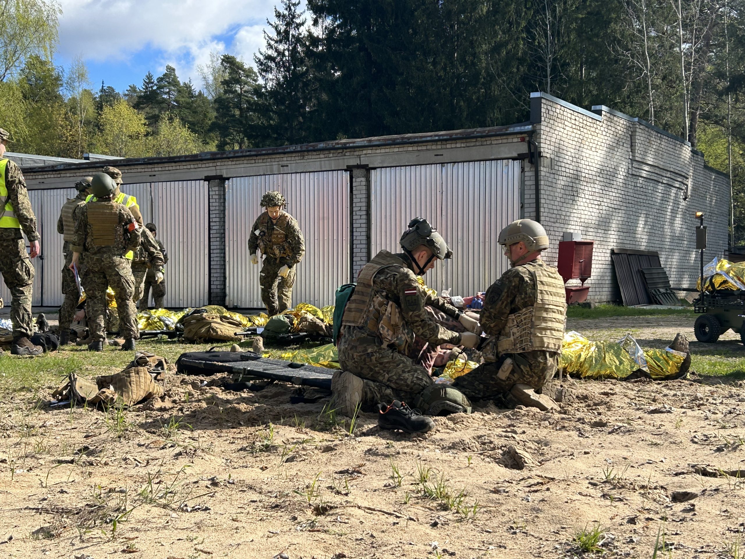 Latvijas karavīri apmācībās sniedz pirmo palīdzību brīvdabas apstākļos