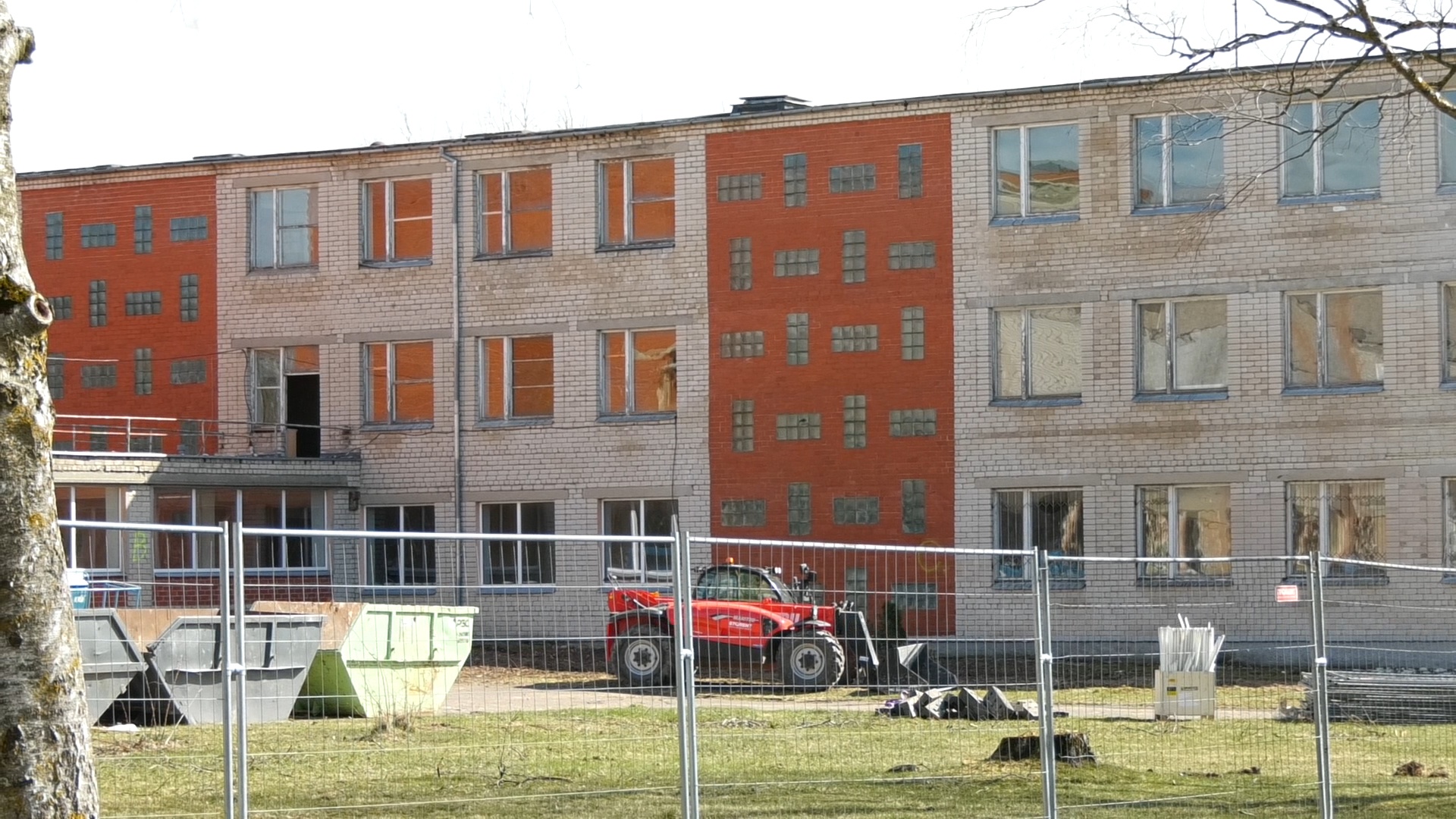 Ēkas renovācijas darbi ar būvtehniku un nožogojumu būvlaukumā.