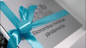Ekonomikas ministrijas pārstāvniecības plāksne ar Latvijas ģerboni un zilganzaļu lentīti