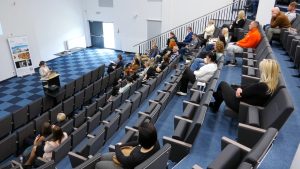 Lekcija vai seminārs auditorijā ar klausītājiem