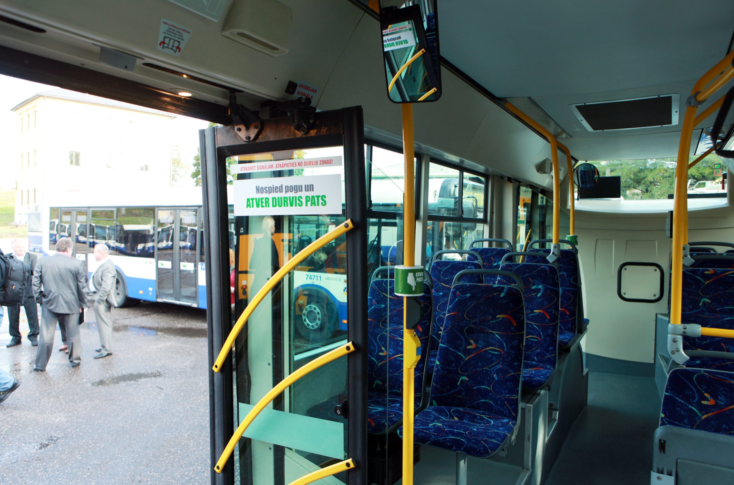 Trolejbusa interjers ar atvērtām durvīm un sēdvietām