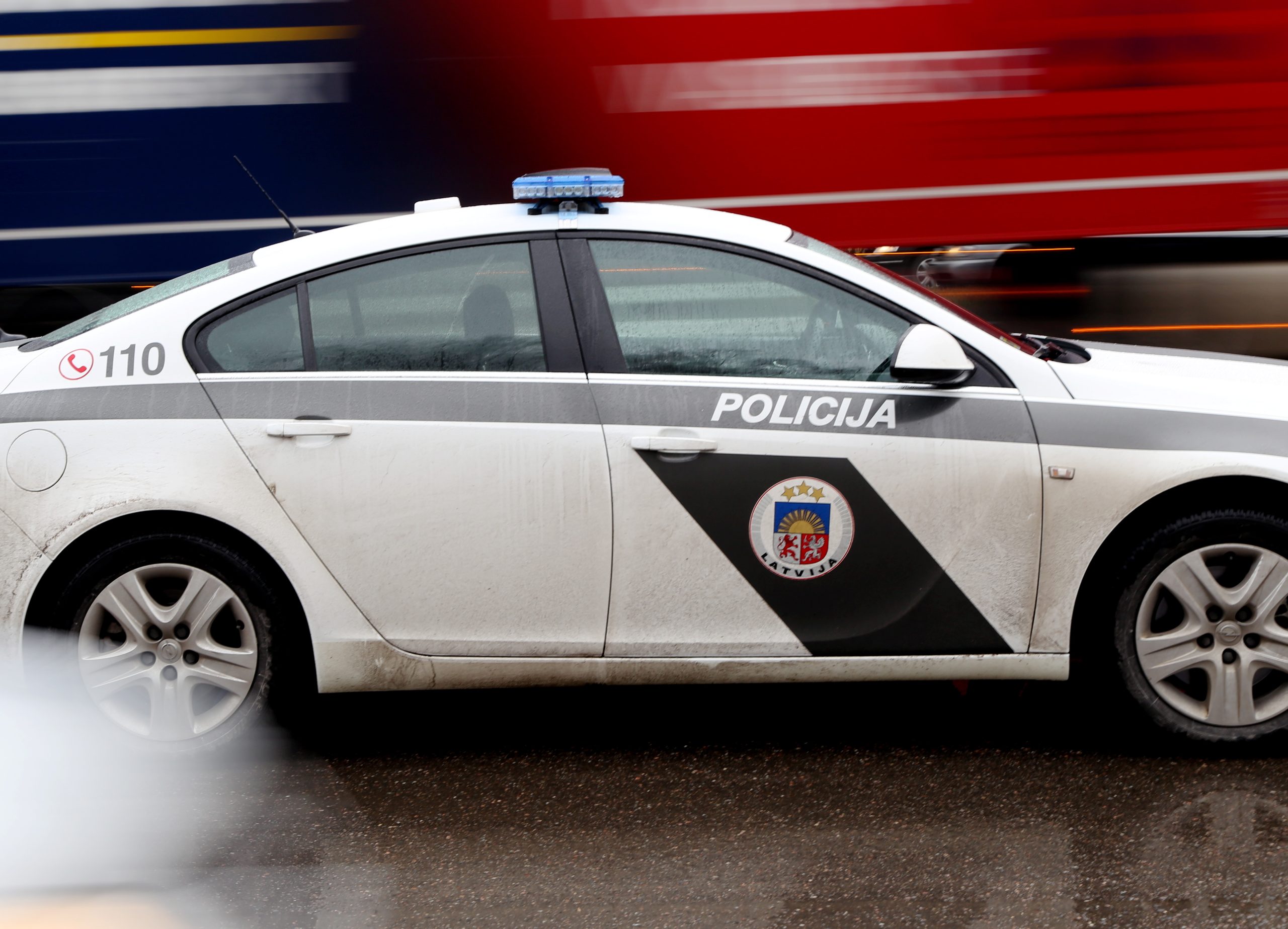 Latvijas Valsts policijas patruļmašīna uz ceļa