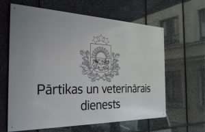 Pārtikas un veterinārā dienesta izkārtne pie ēkas fasādes