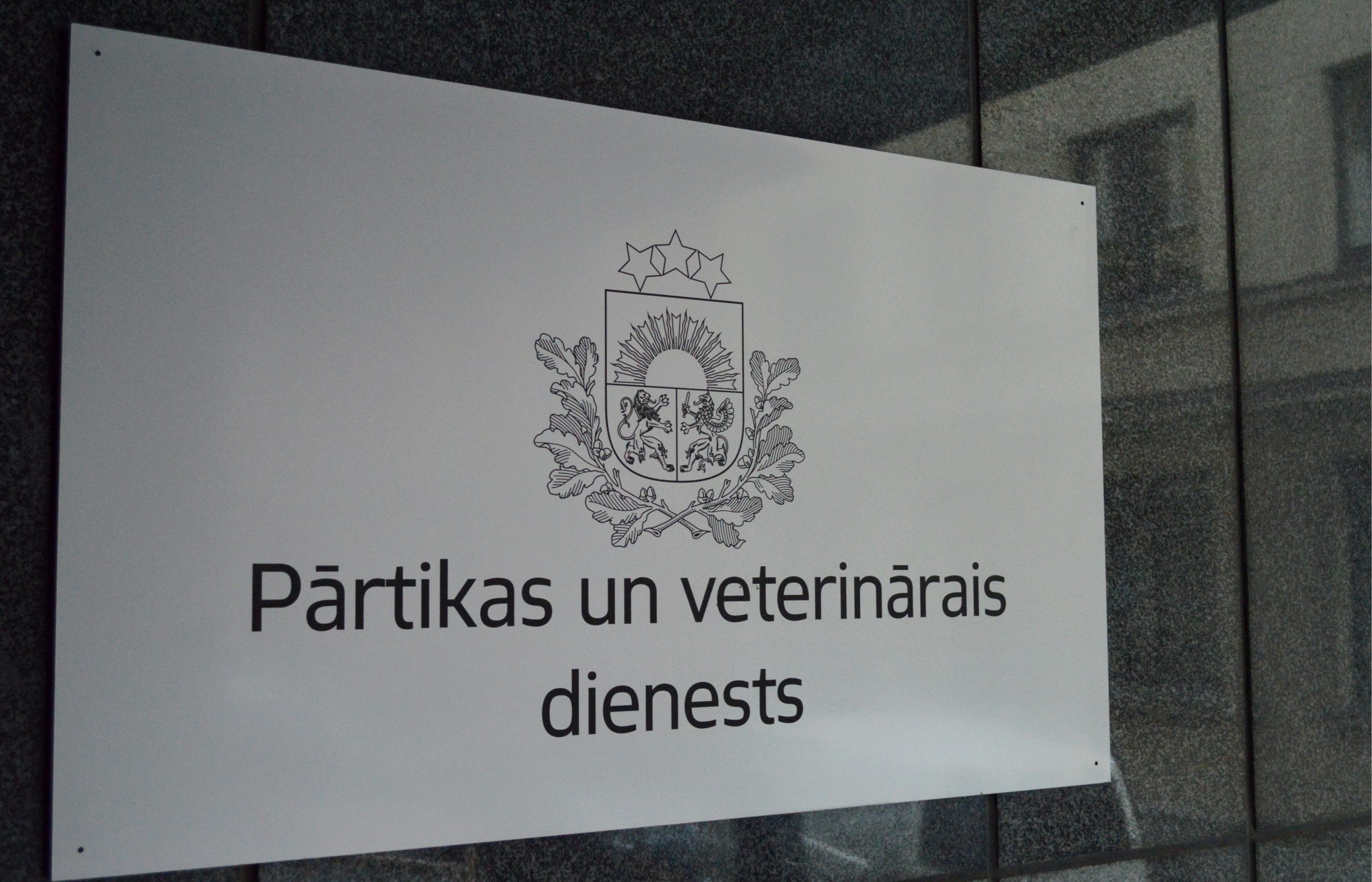 Pārtikas un veterinārā dienesta izkārtne pie ēkas fasādes