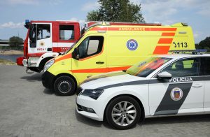 Ugunsdzēsēju, neatliekamās palīdzības un policijas transportlīdzekļi stāv rindā