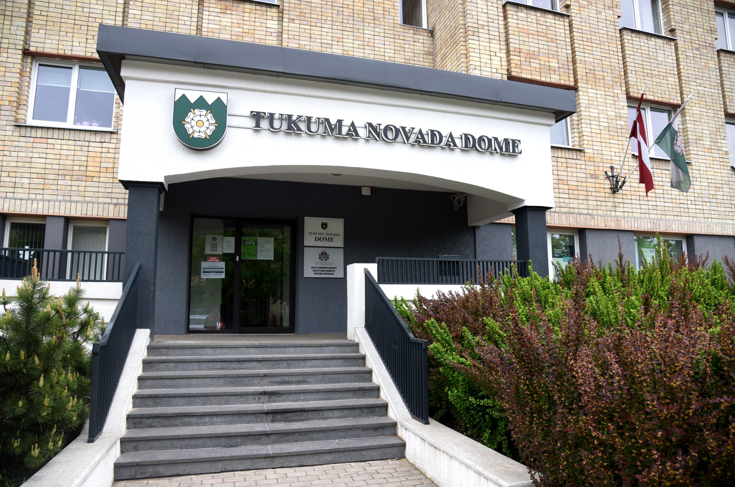 Tukuma novada domes ēkas ieeja ar pašvaldības simboliku