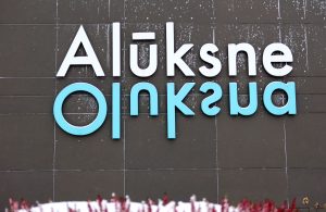 Alūksnes nosaukums ar atspulgu uz ēkas fasādes