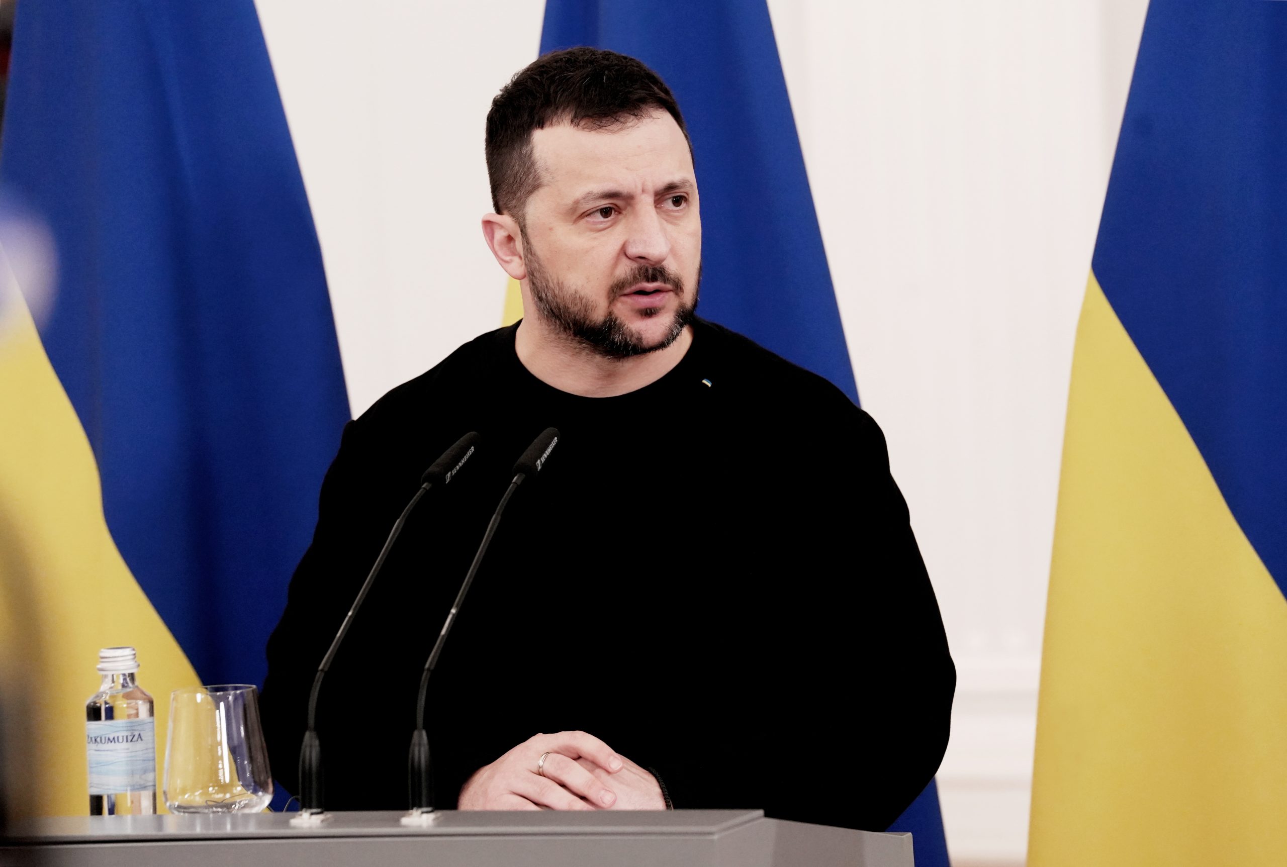 Ukrainas prezidents Volodimirs Zelenskis runā pie tribīnes