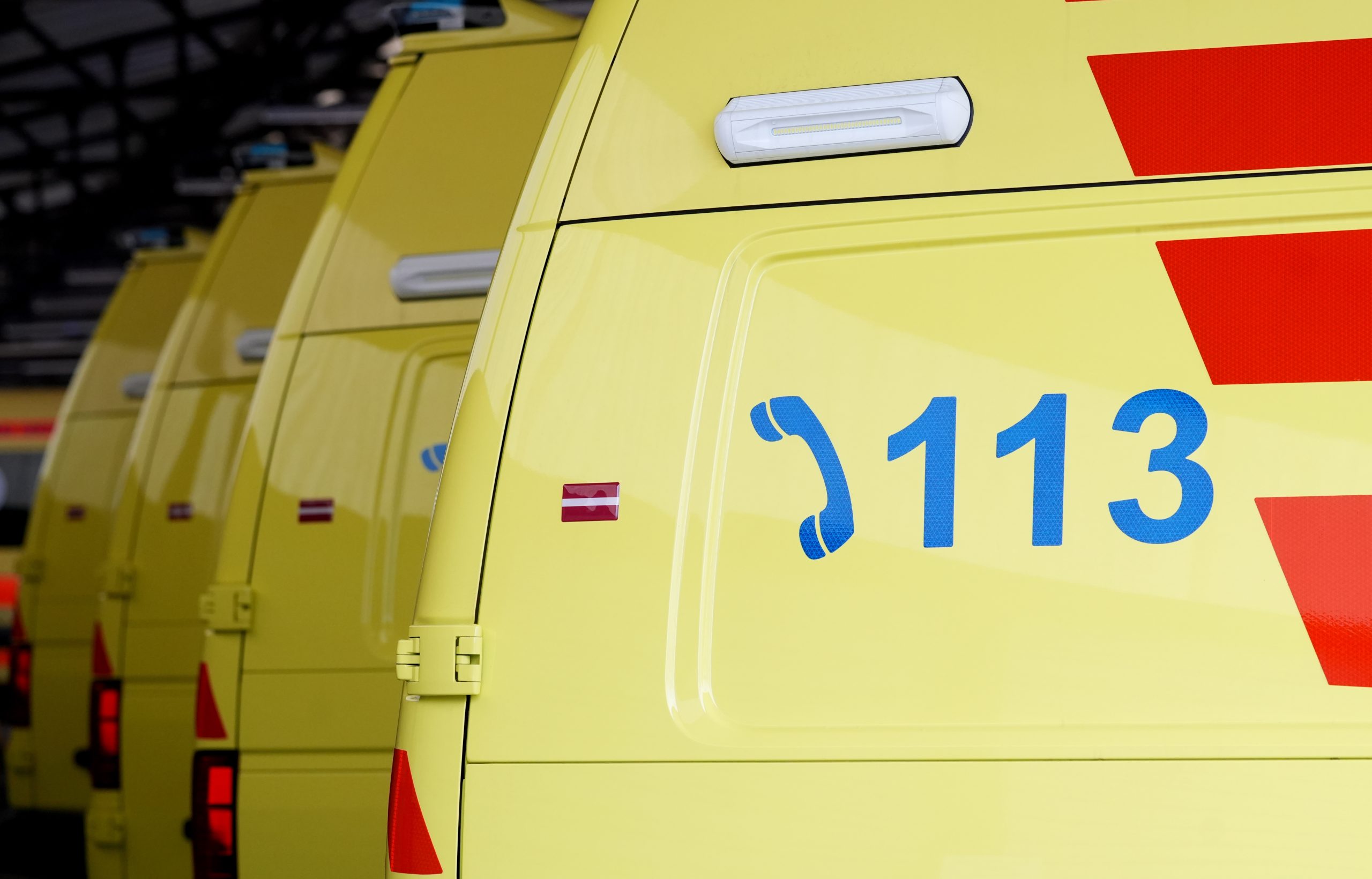 Dzeltenas neatliekamās medicīniskās palīdzības automašīnas ar 113 tālruņa numuru