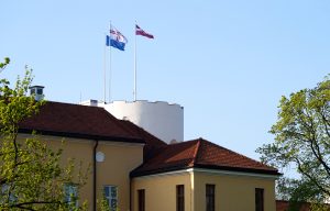 Rīgas pils tornis ar plīvojošiem Latvijas, ES un Valsts prezidenta karogiem
