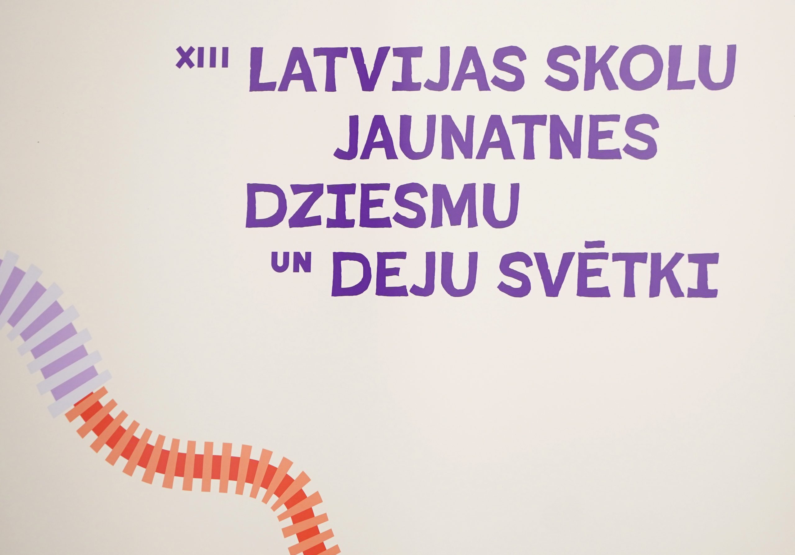 XIII Latvijas Skolu jaunatnes dziesmu un deju svētku logo