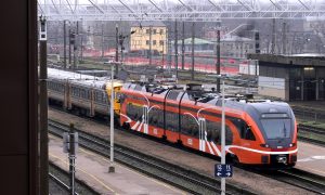 Pasažieru vilciens Elron Latvijā stacijā blakus vecajam vilcienam