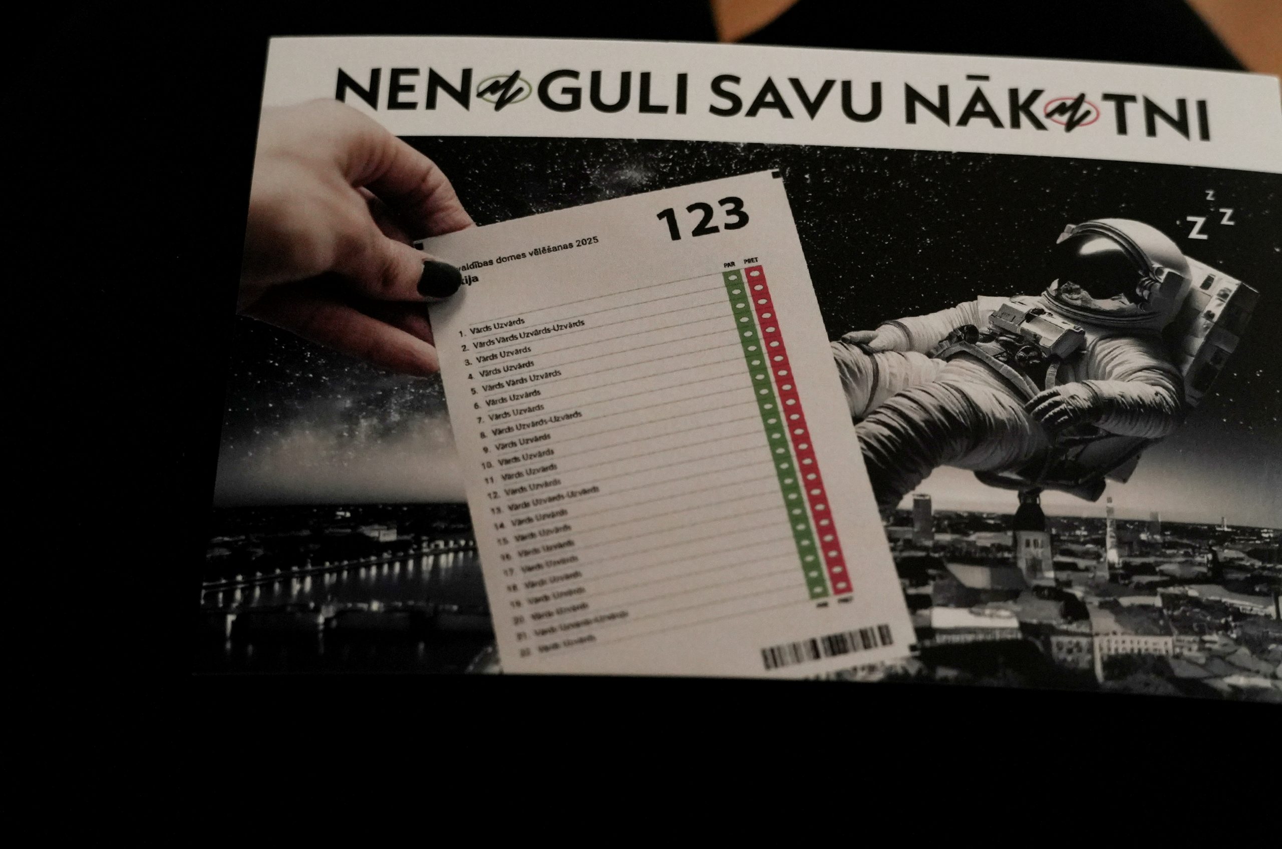 Vēlēšanu afiša ar tekstu “Nenoguli savu nākotni”, kurā redzams guļošs kosmonauts un vēlēšanu zīme ar kandidātu sarakstu.