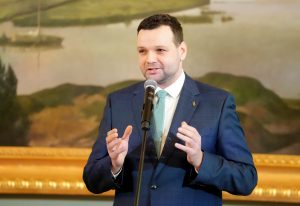 Labklājības ministrs runā preses konferencē