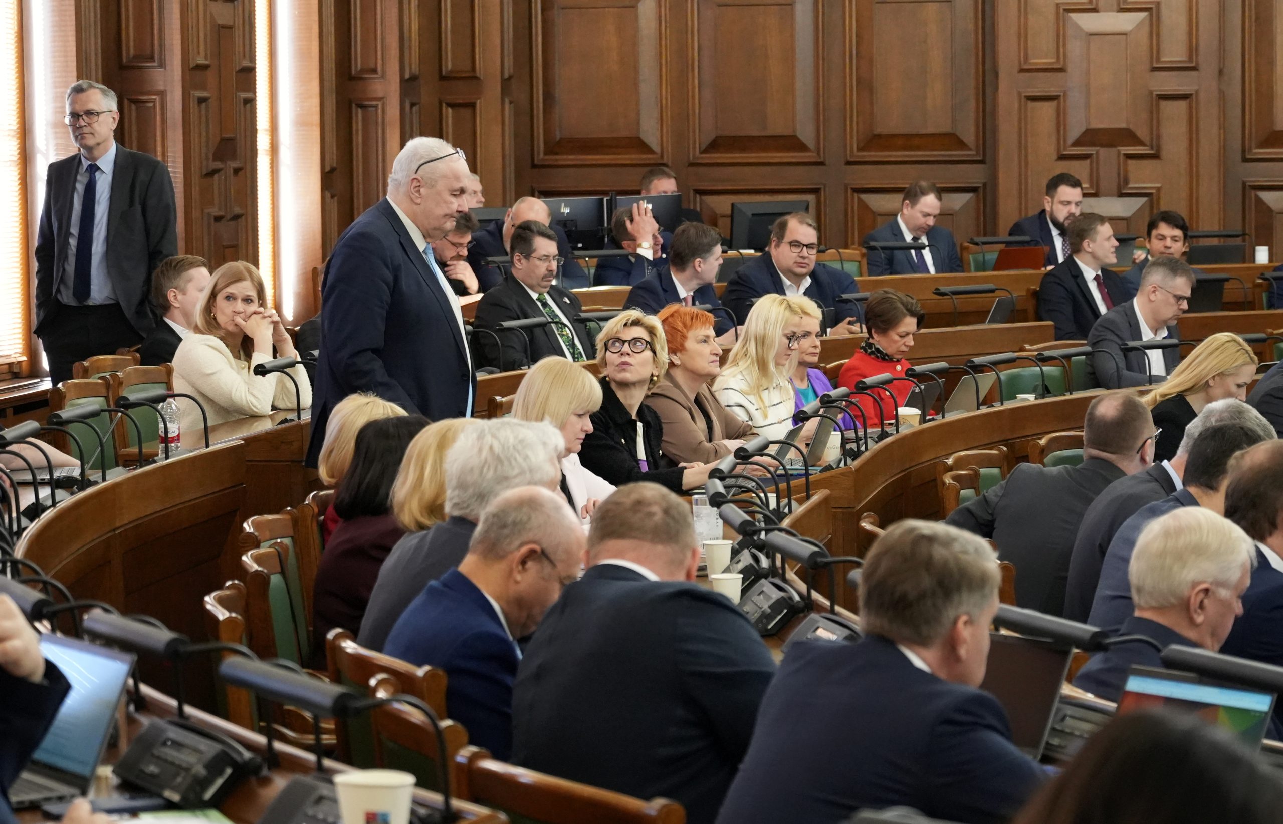 Deputāti strādā plenārsēdē Latvijas Republikas Saeimas zālē